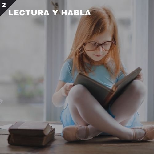 Niña leyendo un libro
